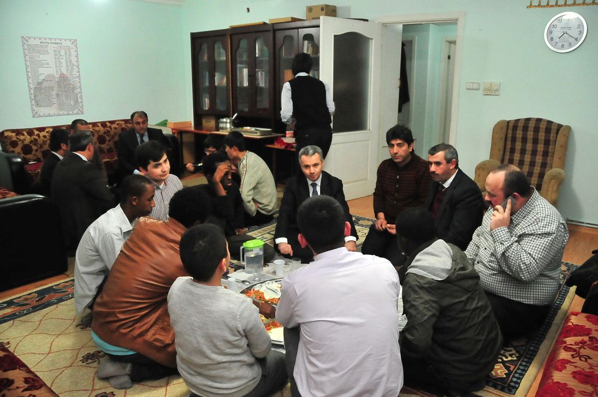 Başkan Uzun\'a Öğrenci Evinde Maklube Ziyafeti