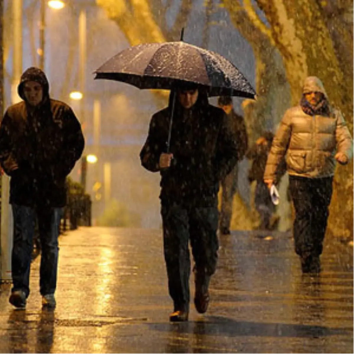 Beklenen Kar Yağışı İstanbul\'a Ulaştı