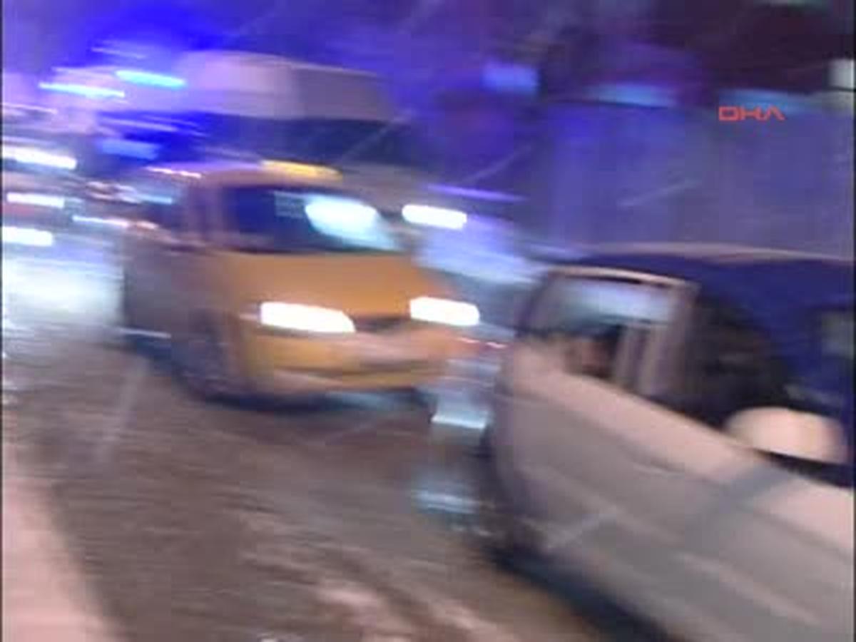Buz Tutan Yollara Vatandaştan Tuz