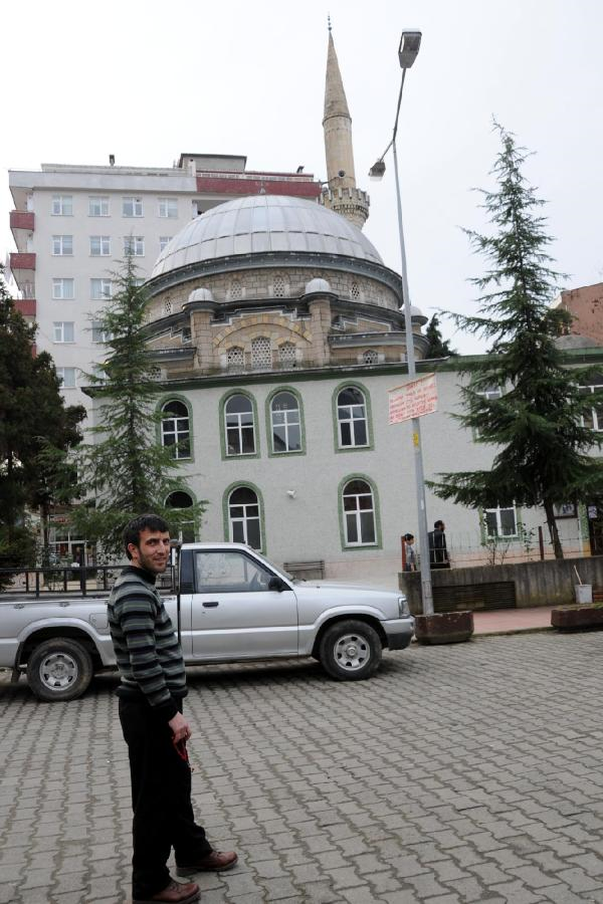 Cami Girişindeki Aydınlatma Direğinin Elektriği Kesildi, Vatandaş Pankartla Tepki Gösterdi