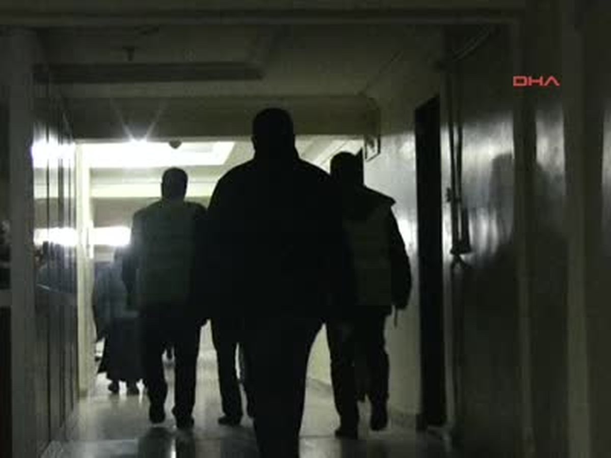 Hırsızlık Şüphelilerini Çantadaki Nüfus Cüzdanı Yakalattı