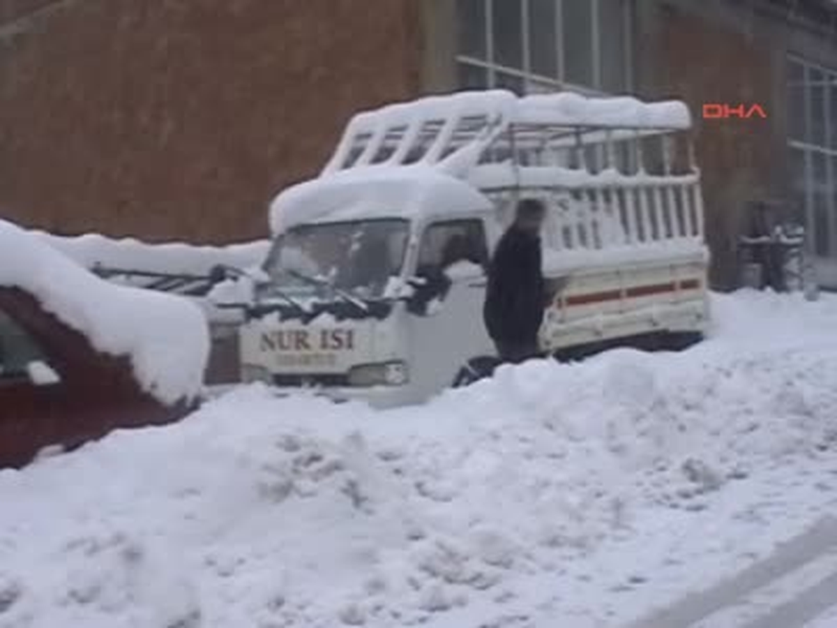 Çelikhan\'da Kar Yolları Kapattı