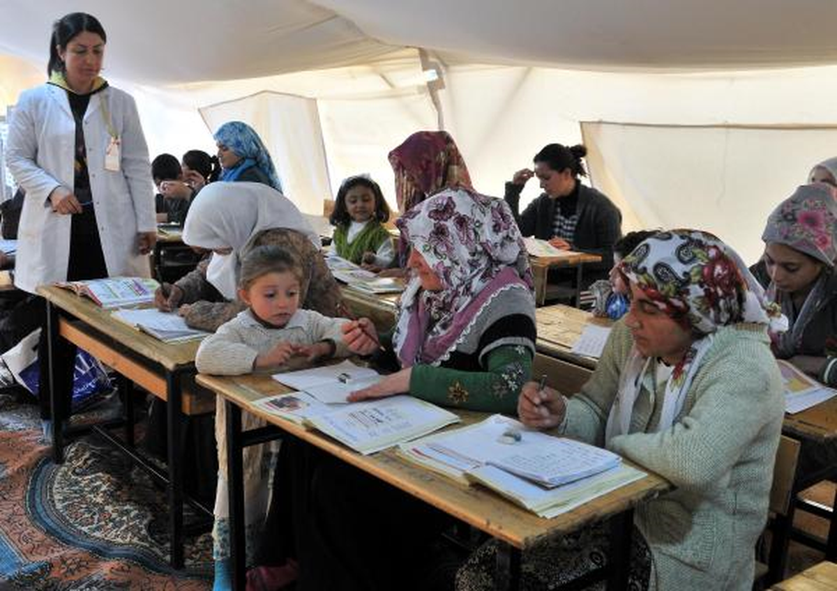 Depremzede Kadınlar, Çadırda Kızlarıyla Okuma- Yazma Öğreniyor