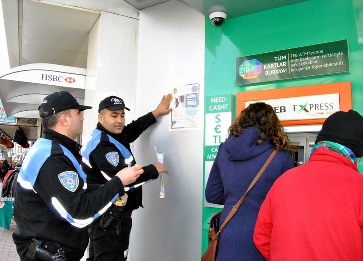 Edremit Polisi, Dolandırıcılarla Mücadele Ediyor