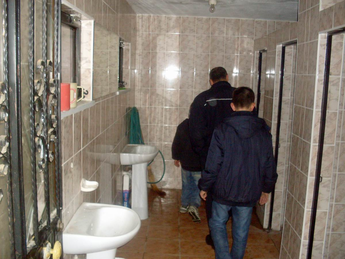 Edremit'te Camilere Dananan Hırsızlar Musluk Bırakmadı