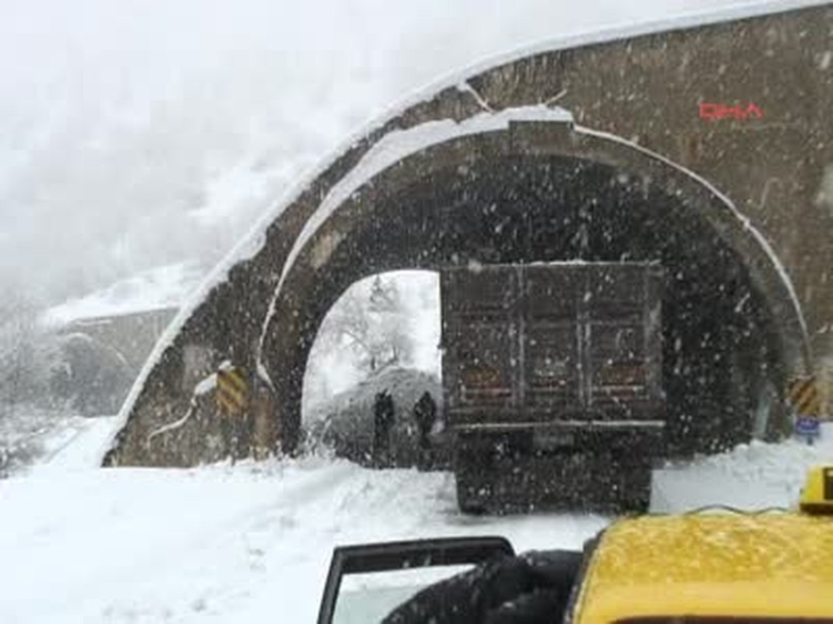 Elazığ Karayolunun 40\'ıncı Kilometresinde Çığ Düşmesi Sonucu Mahsur Kalan 5 Gazeteci ve Araçlar...