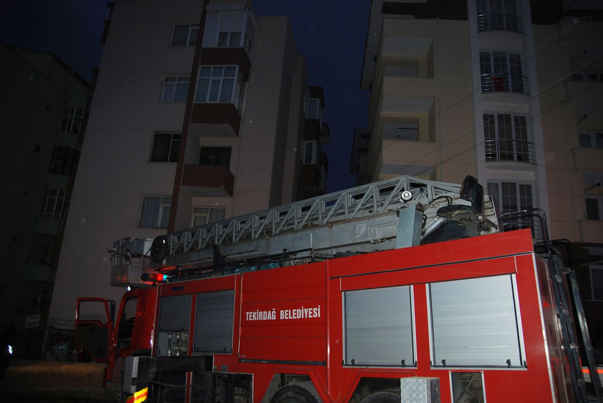 Elinde Sigarayla Sızan Alkollü Şahıs Evini Yaktı