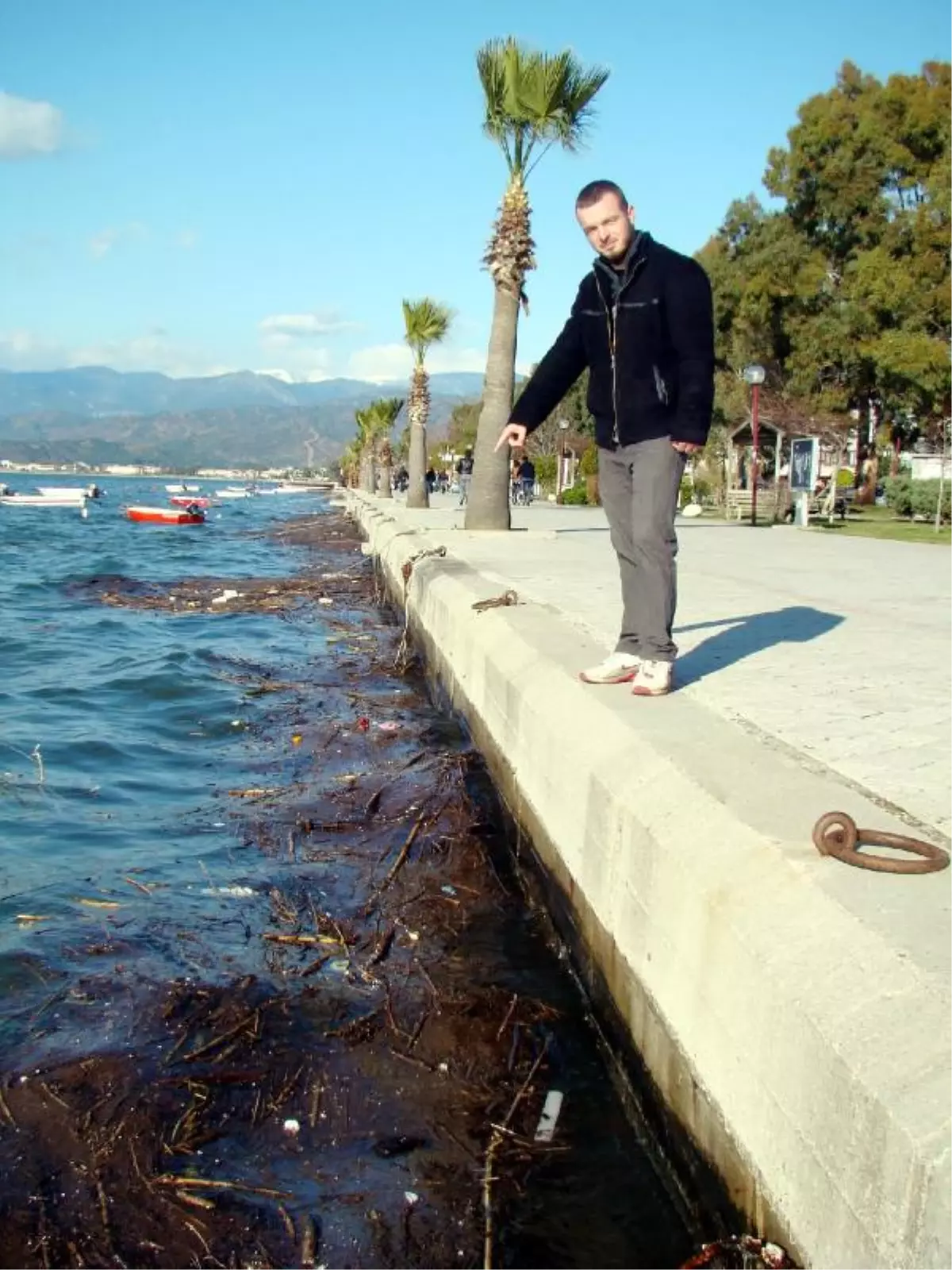 Fethiye\'de Derelerin Getirdiği Çöpler Denizi Kirletti