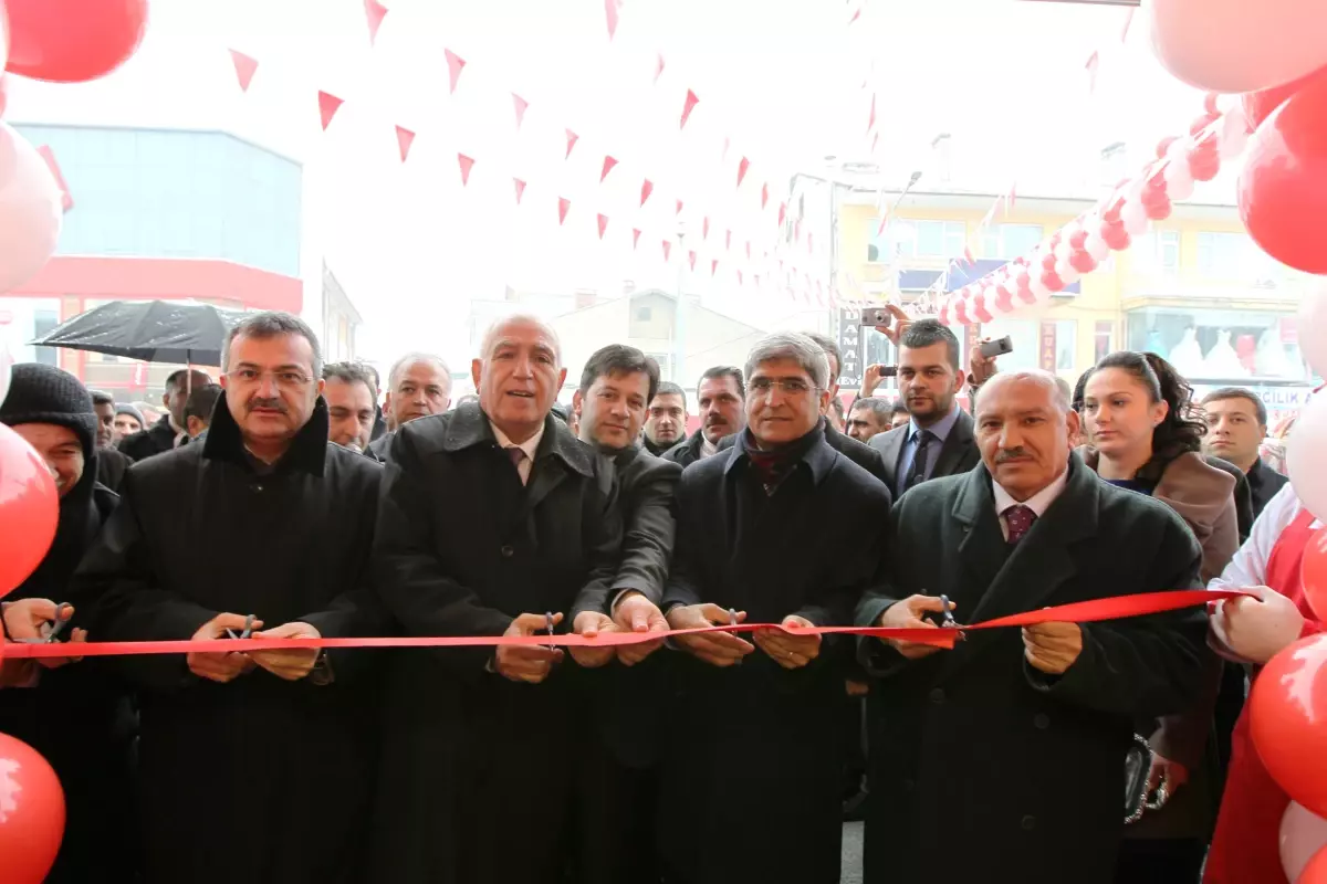 Gebze Ak Çarşı\'da İlk Dükkanı Protokol Açtı