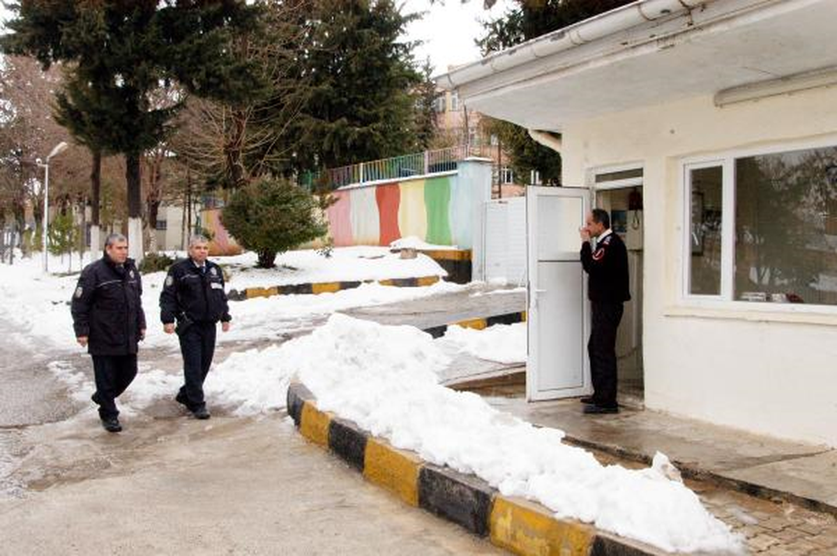 Güvenlik Görevlisini Dövüp Yurttan Kaçtılar