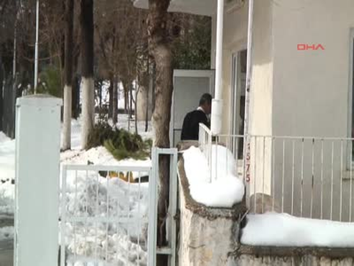 Güvenlik Görevlisini Dövüp Yurttan Kaçtılar