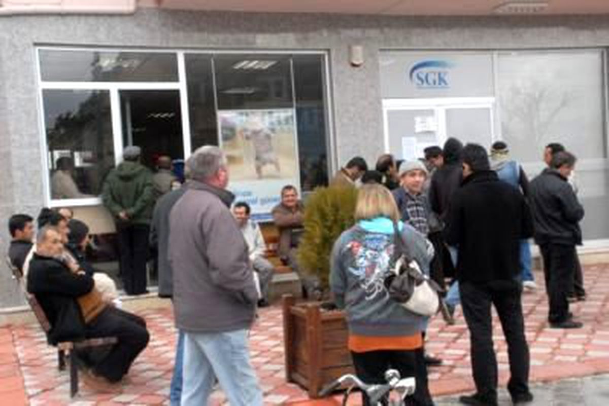 İngiliz Uyruklu Vatandaşlar İdari Para Cezası Yememek İçin Kuyrukta Bekliyor