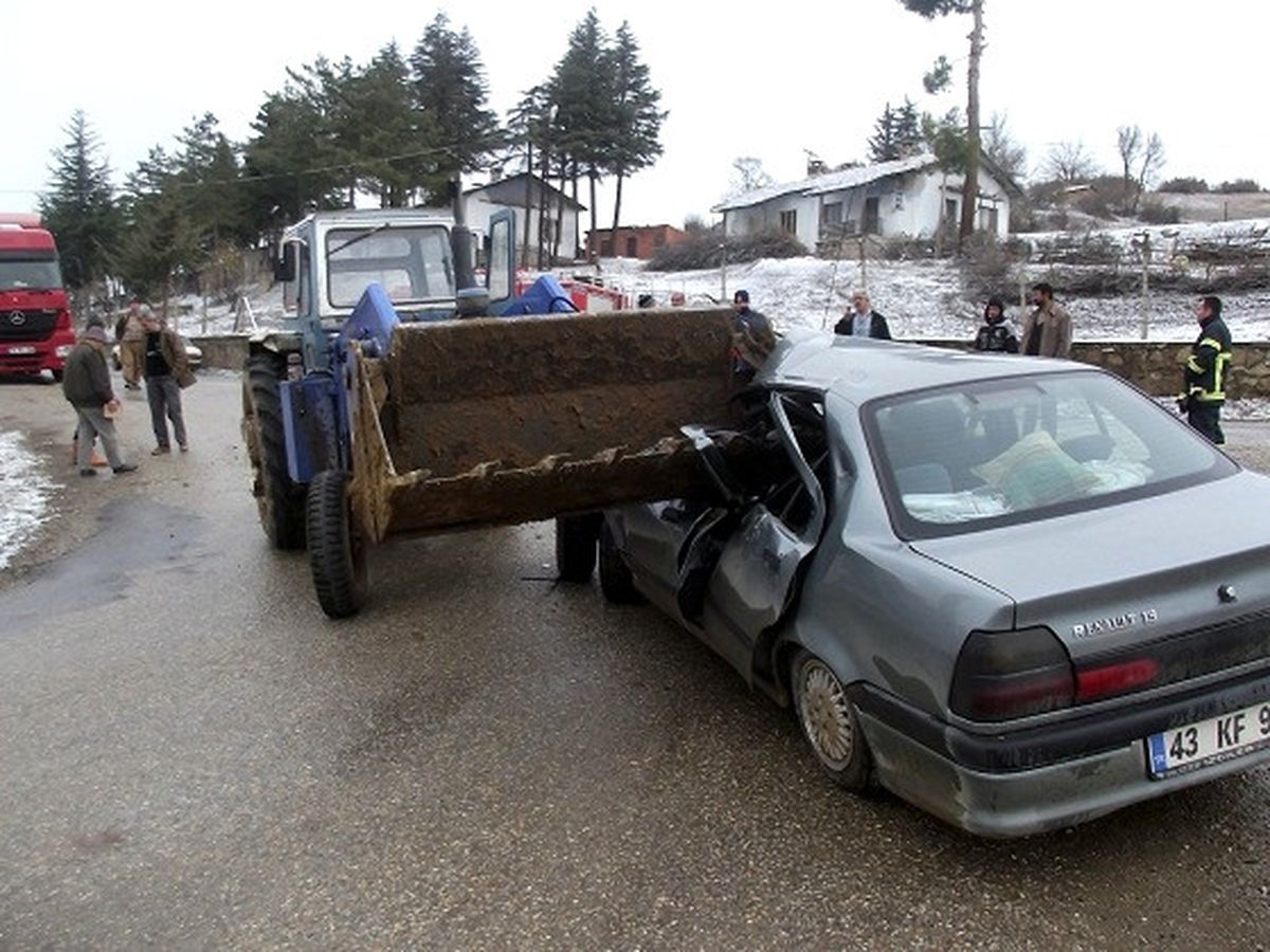 İş Makinesi Otomobile Çarptı: 3 Yaralı