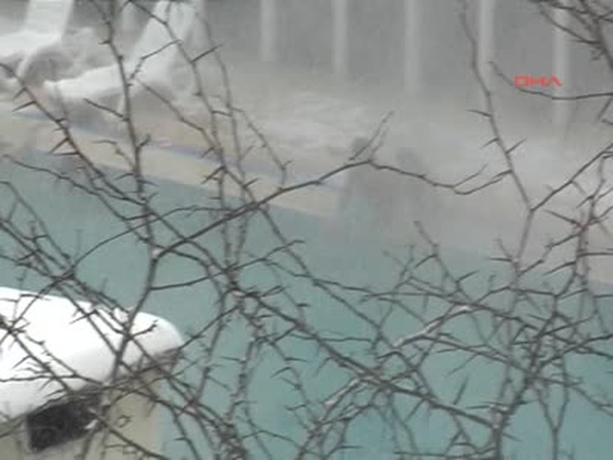 Kar Altında Termal Havuz Keyfi