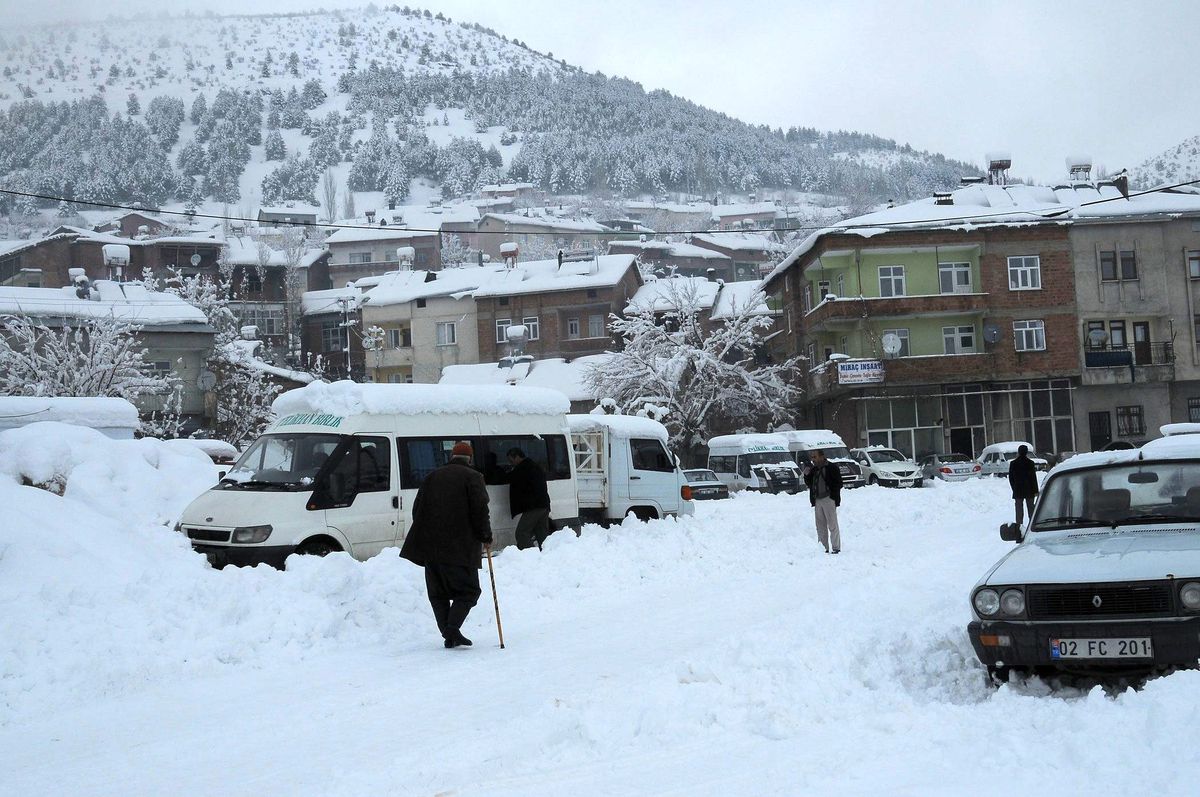 Kar Yağışı Yolları Kapattı
