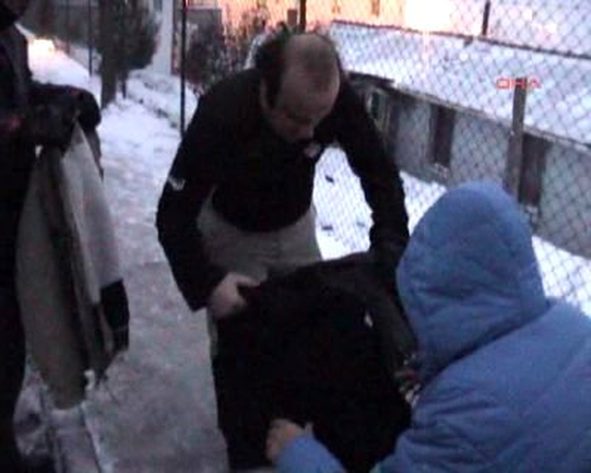 Kaza Yapan Motosiklet Sürücüsü Soğuktan Donuyordu