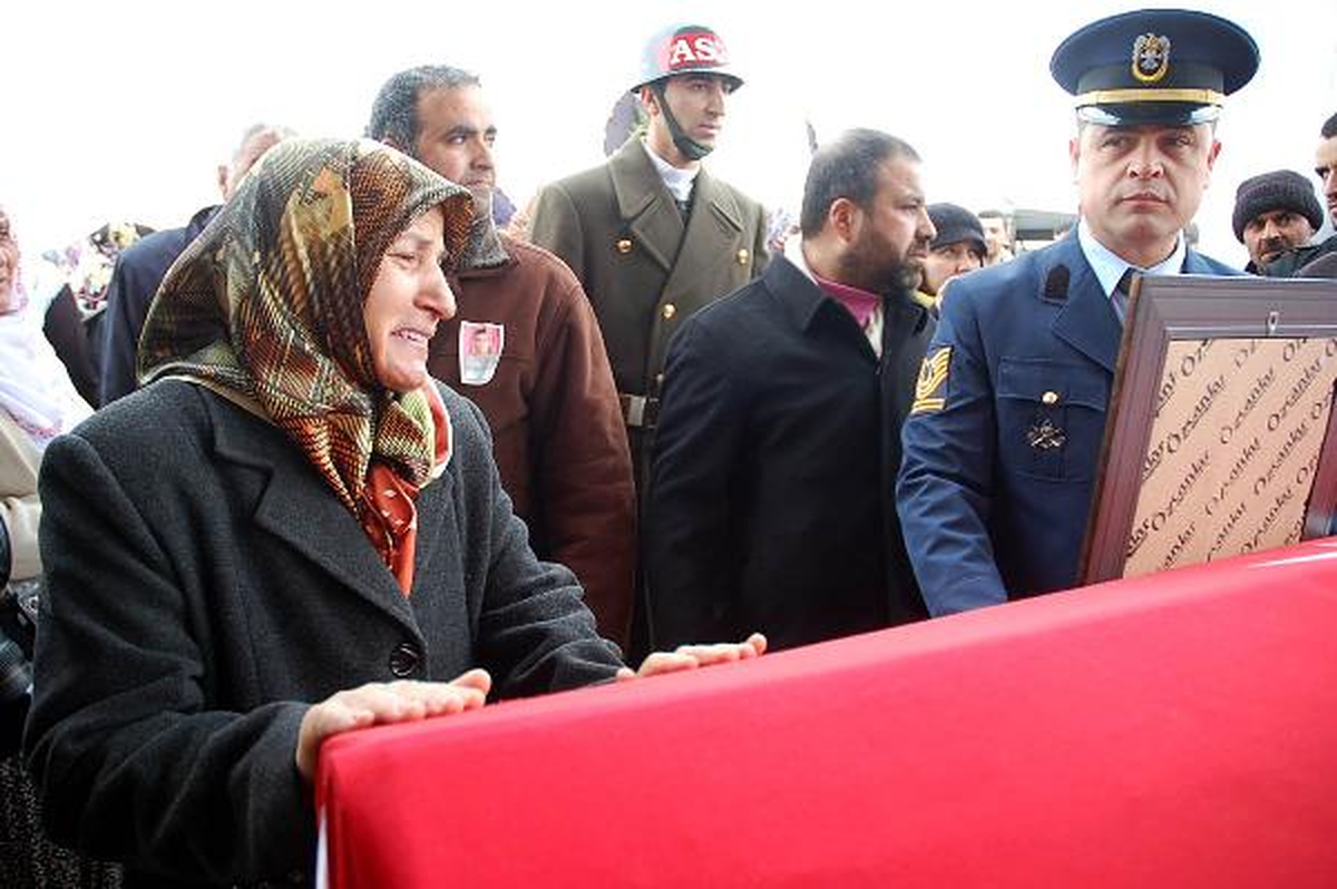 Kazada Ölen Asker ve Ailesi Yanyana Toprağa Verildi