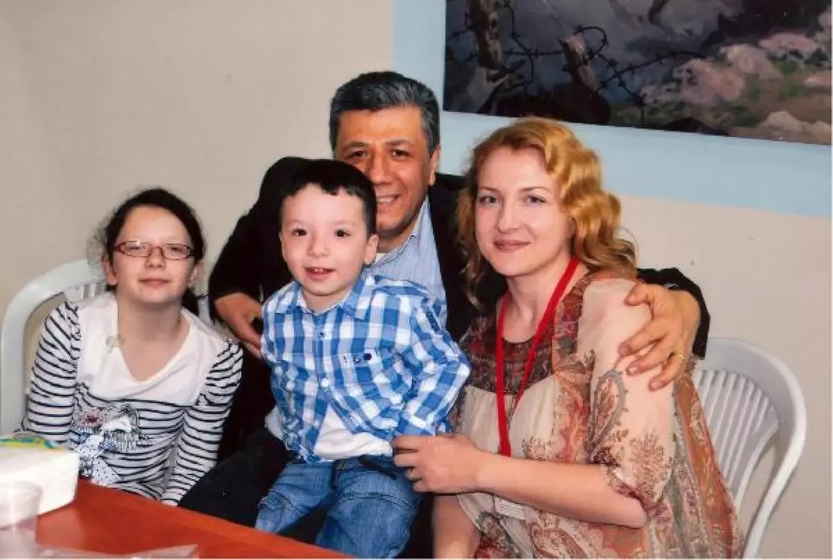 Kızı Balbay\'a Karnesini İmzalattı