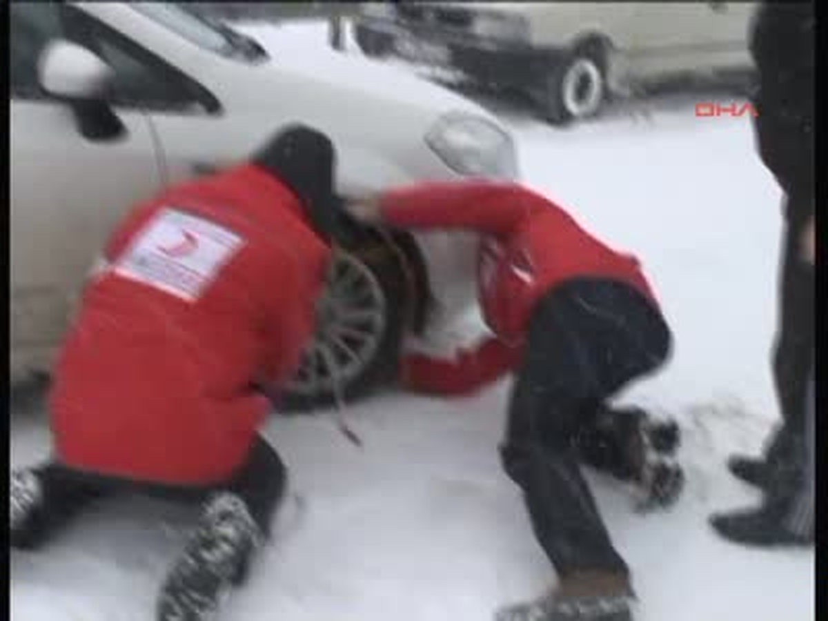 Kızılay Yolda Kalan Araçlara Zincir Taktı