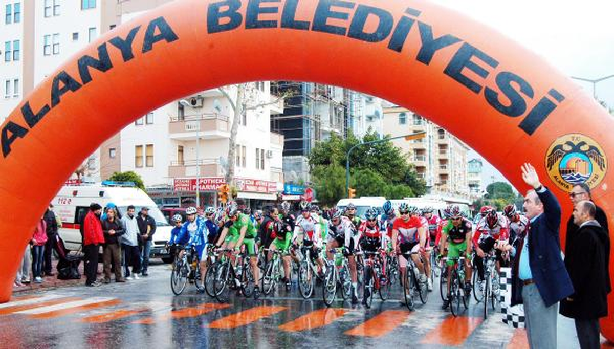 Kulüplerarası Puanlı Bisiklet Yol Yarışları Alanya\'da Başladı