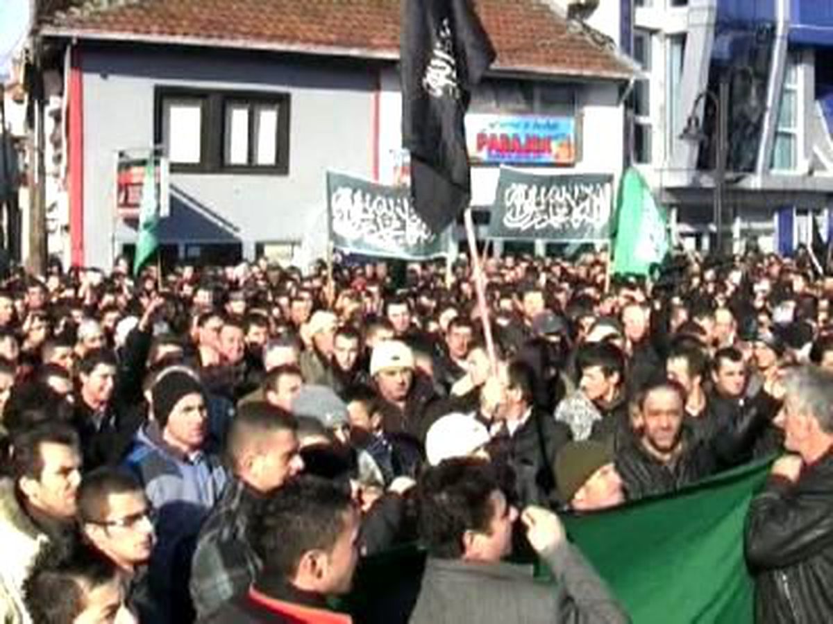 Makedonya Müslümanları Karnavalı Protesto Etti