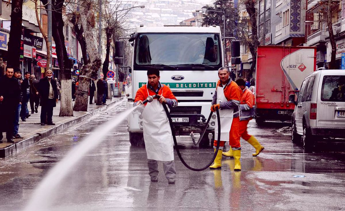 Malatya\'da Tuzlamanın Ardından Caddeler Yıkanmaya Başlandı