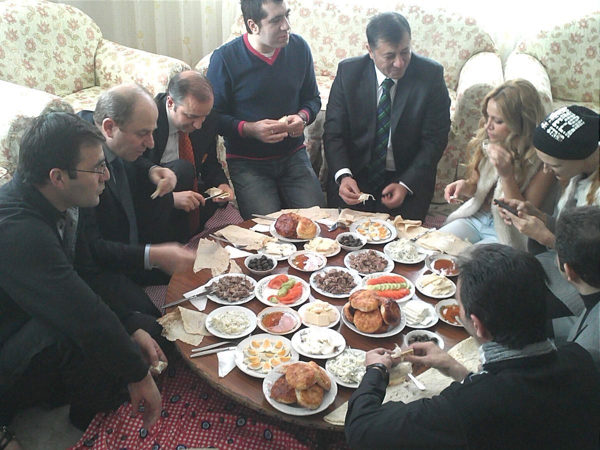 Nigar Köy Kahvaltısında Yer Sofrasında…