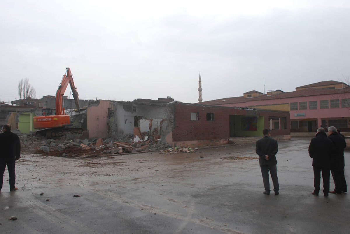 Okul Bahçesindeki Metruk Bina Yıkıldı