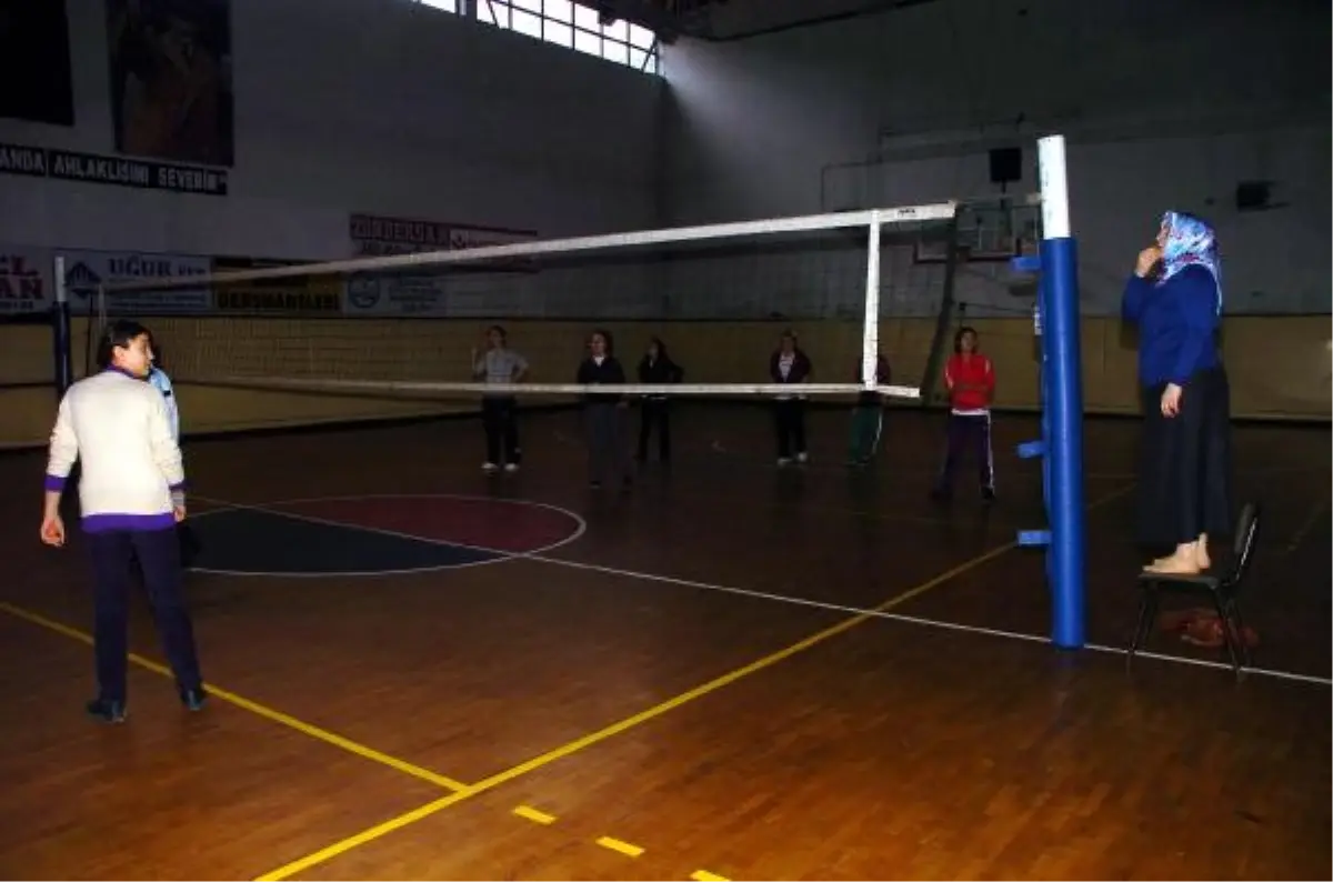 Sandalye Üzerindeki Gönüllü Voleybol Hakemi