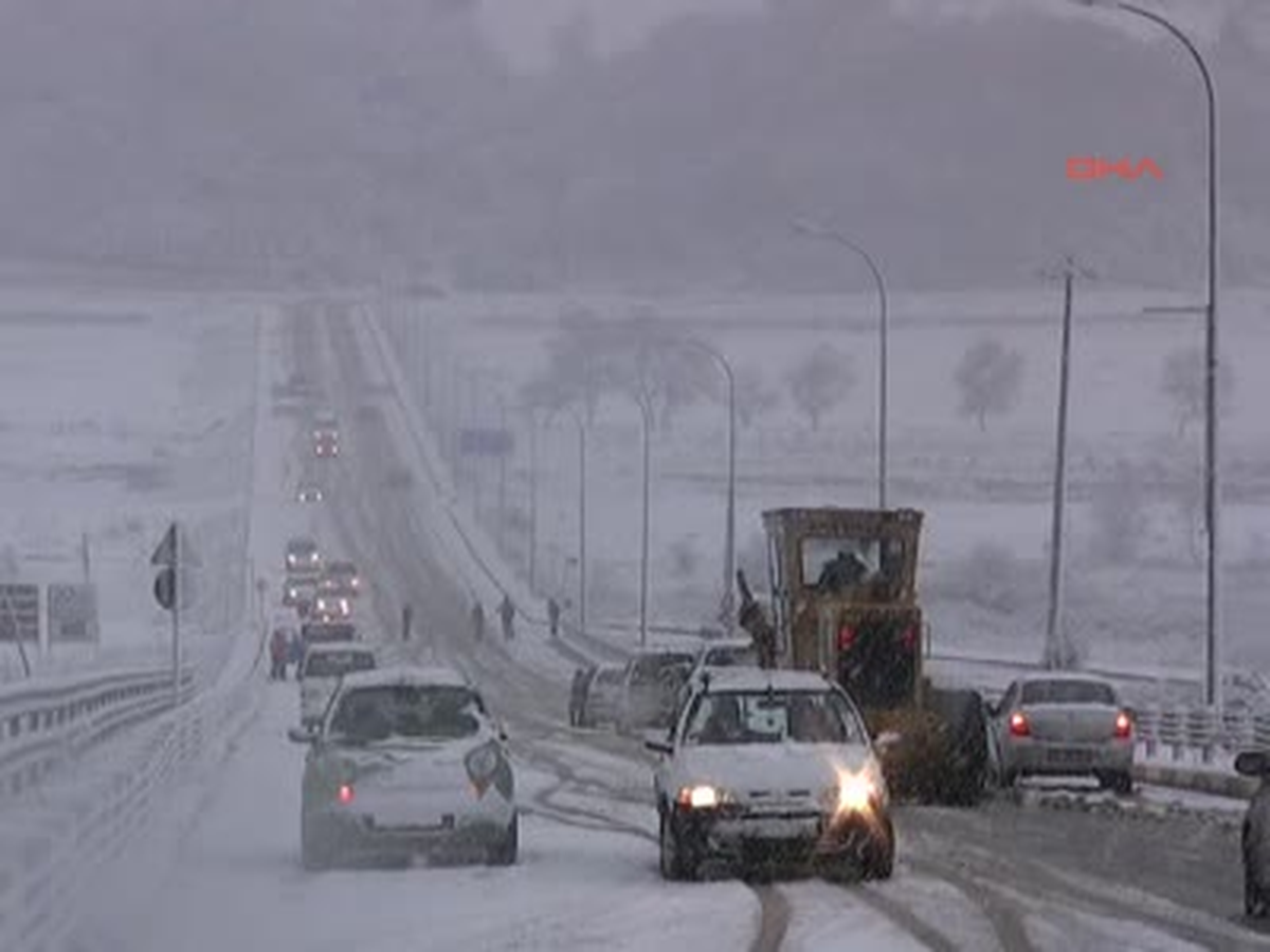 Şile'de Beyaz Esaret Lapa Lapa Yağan Kar, Şiddetli Fırtınanın Etkisiyle Tipiye Dönüştü.