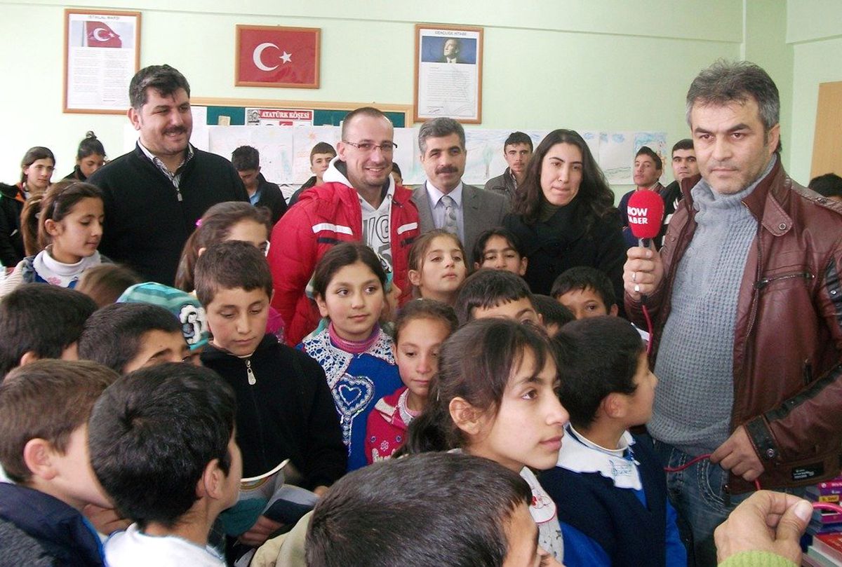 Siyaset Meydanı Erciş'teki Depremzede Öğrencileri Unutmadı
