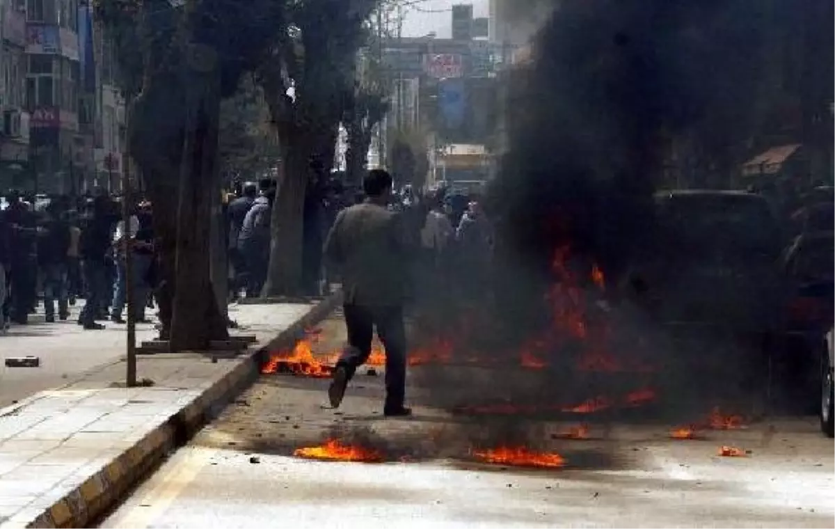 Taşlı- Molotoflu Eyleme Katılan Üniversiteli Kıza 27 Yıl Hapis