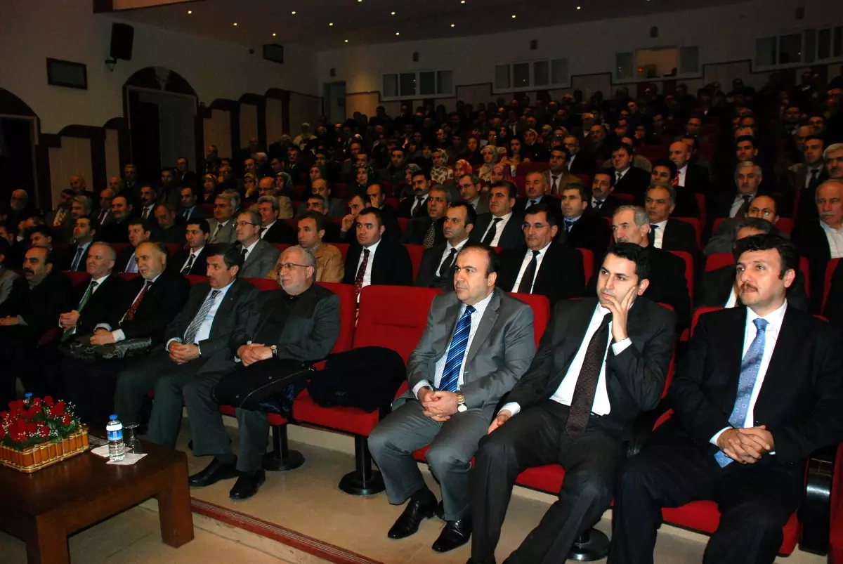 Tokat\'ta, "Değişen Toplum, Değişmeyen Değerler" Konferansı