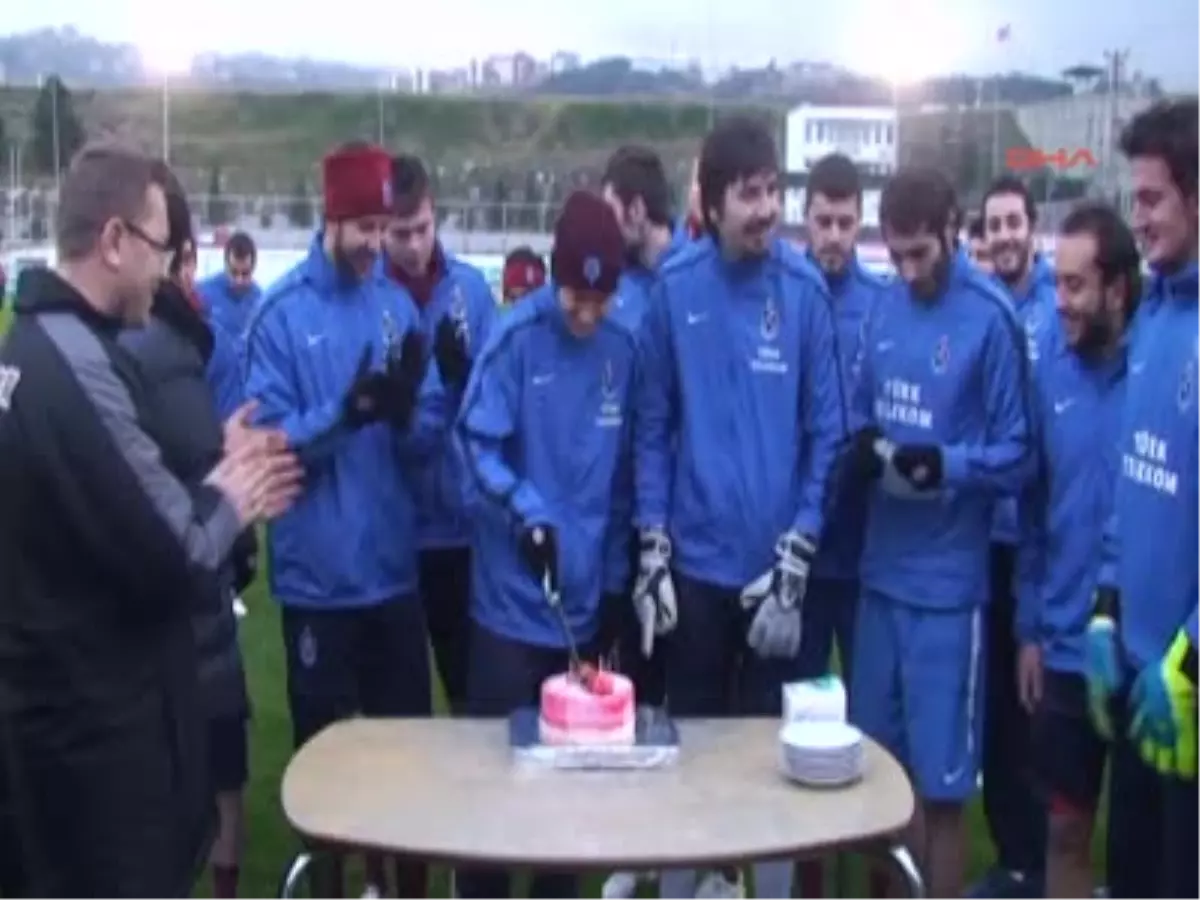 Trabzonsporlu Futbolcu Cech'e Sürpriz Doğum Günü Pastası