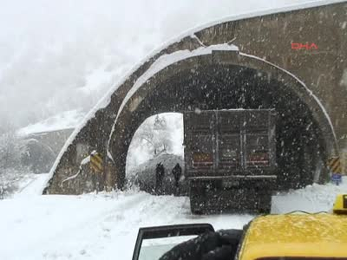 Tunceli Pülümür Karayoluna Düşen Çığlar Ulaşımı Aksattı