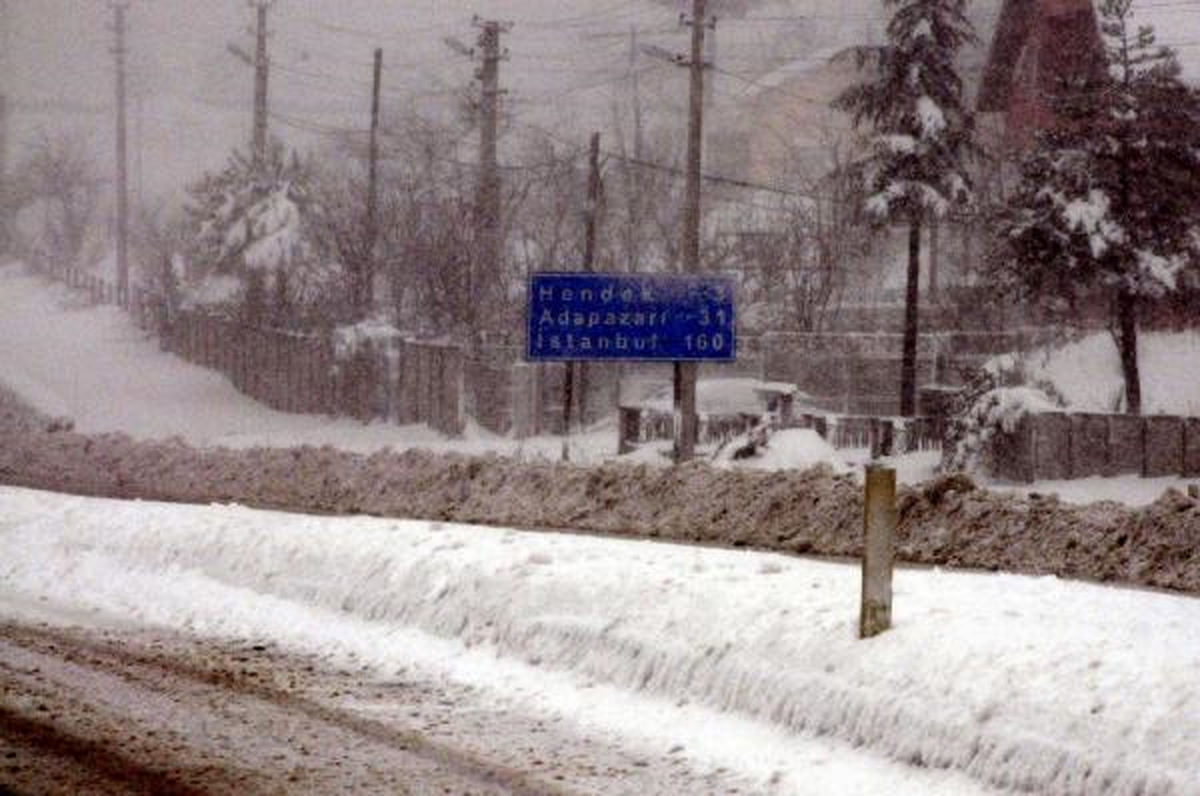 Yoğun Kar Yağışı D-100\'de Ulaşımı Aksatıyor