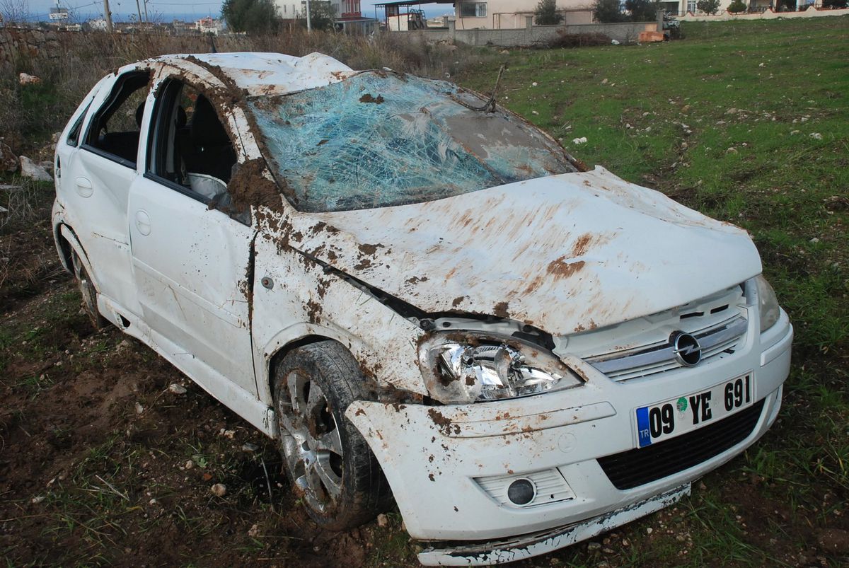 Yoldaki Çukurlardan Kurtuldu, Tarlaya Uçtu