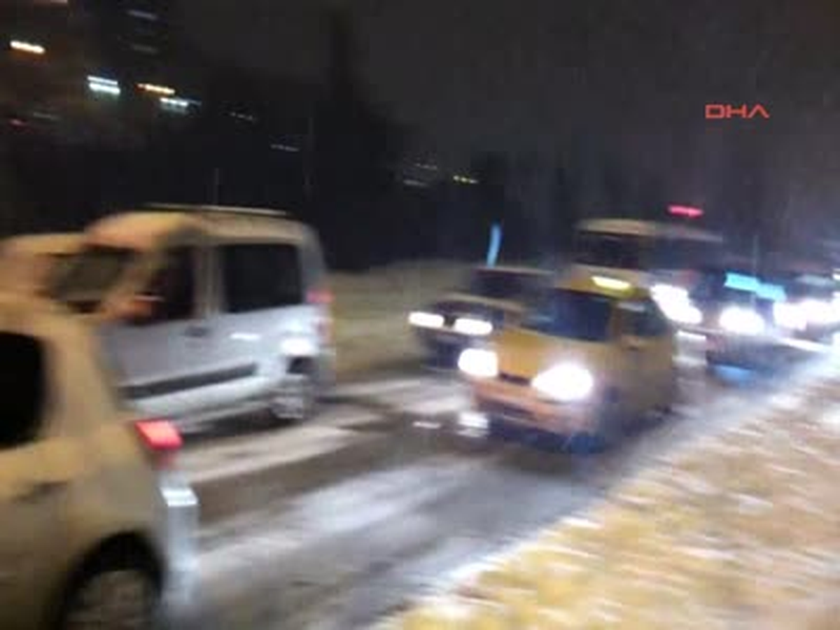 1ankara\'da Yolda Kalan Araçları Vatandaşlar Böyle Kurtardı