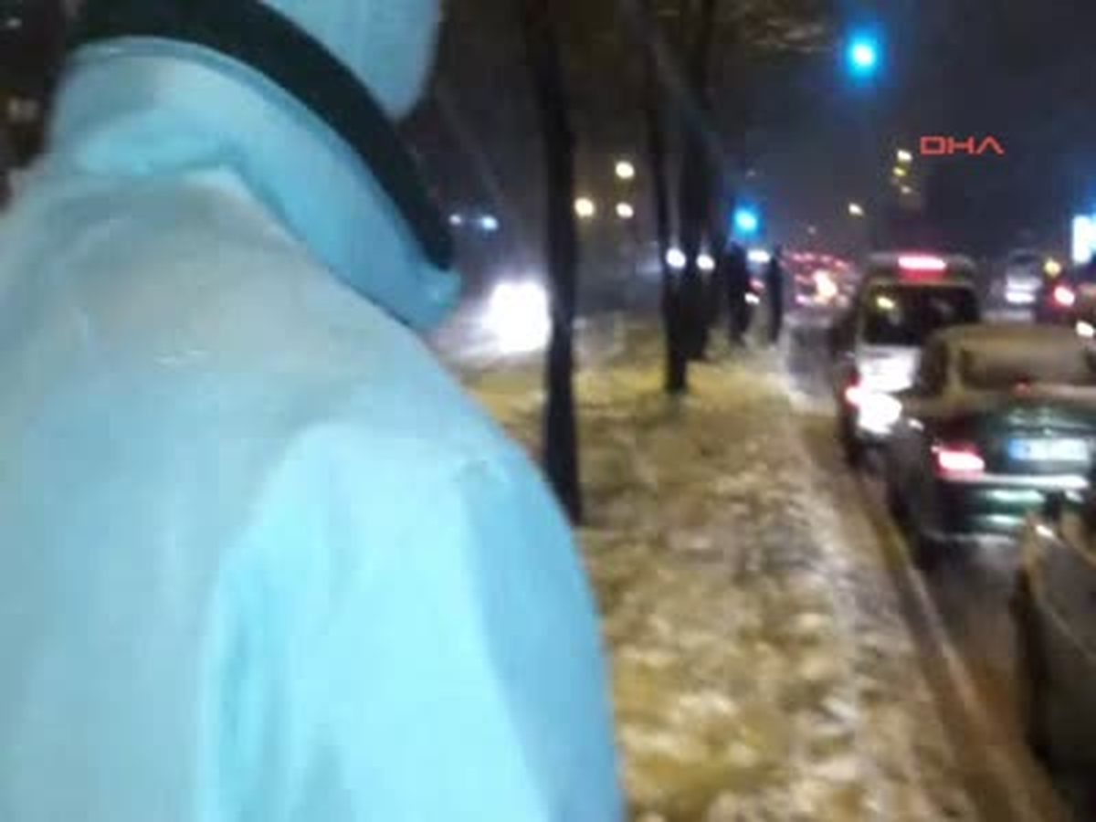 2ankara\'da Yolda Kalan Araçları Vatandaşlar Böyle Kurtardı