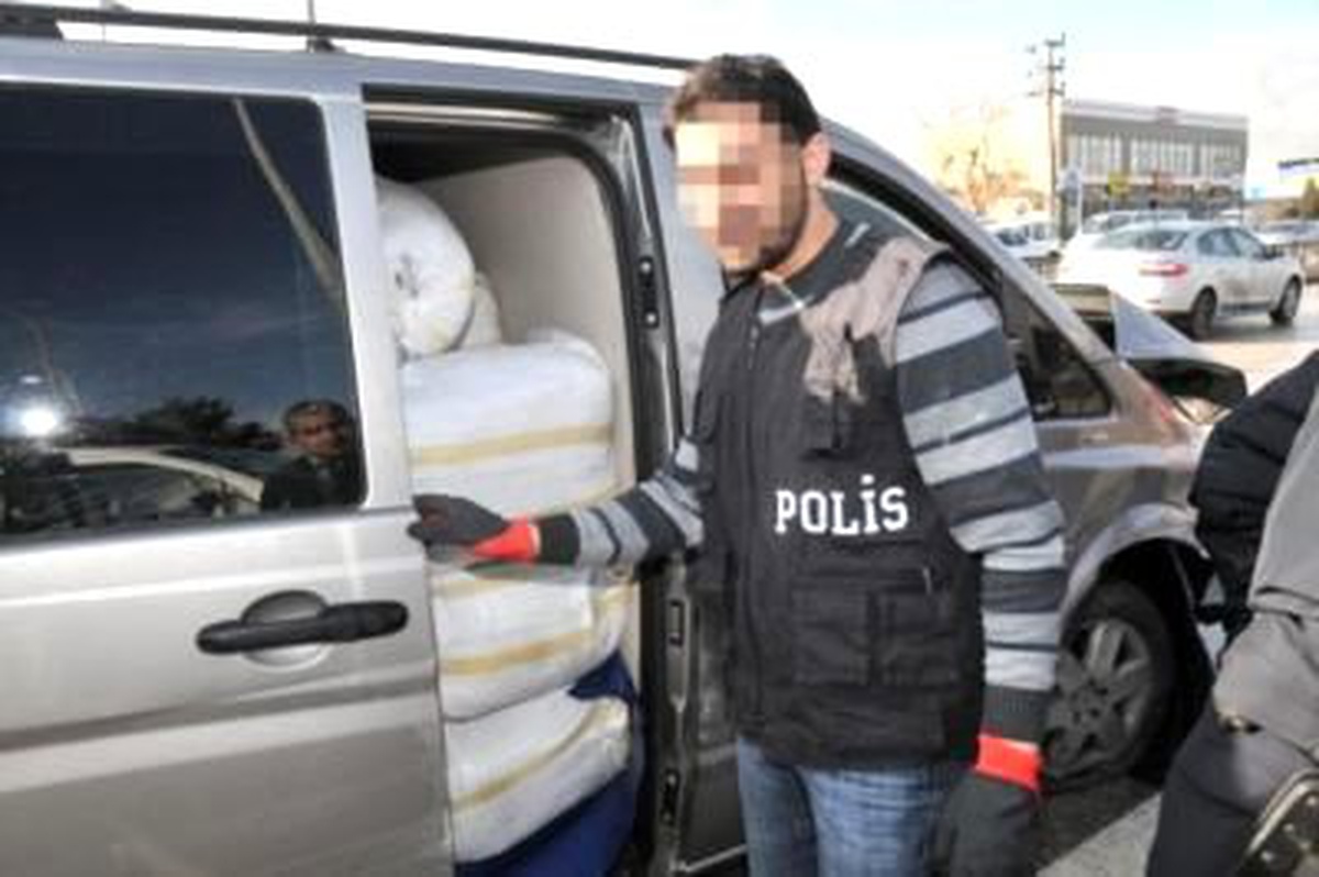 50 Kilometre Kovalanan Minibüsten 500 Kilo Esrar Çıktı