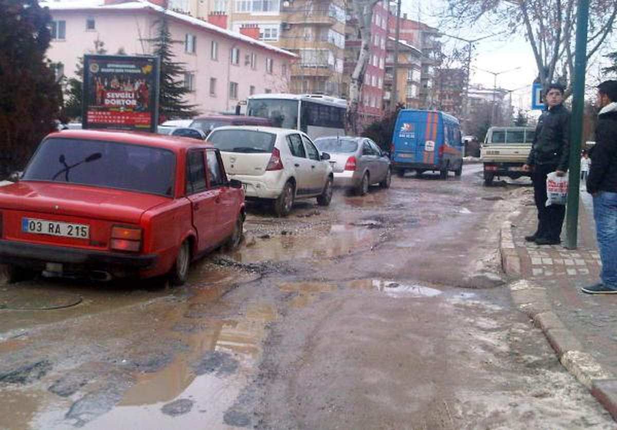 Afyonkarahisar\'daki Bozuk Yollar İnternette Espri Konusu Oldu