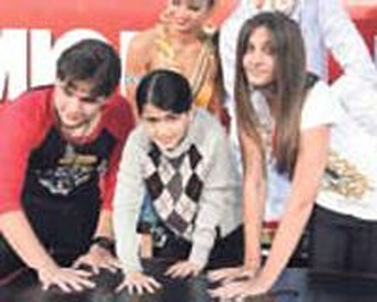 Babaları İçin El Bastılar!