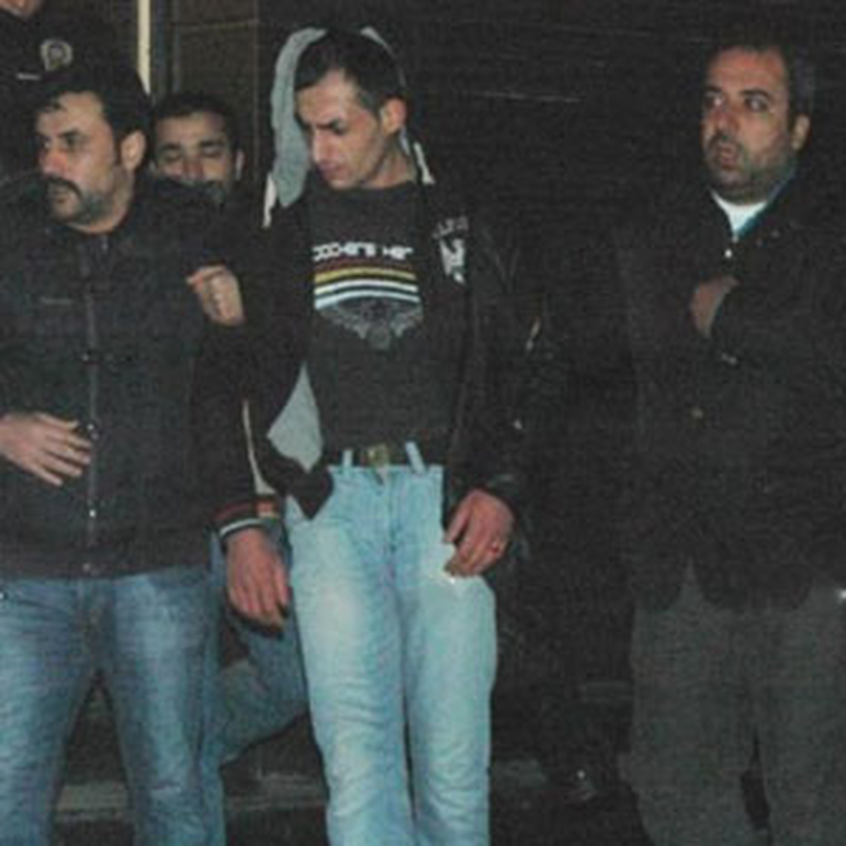 Başına Silah Dayayıp İntihar Etmek İstedi *avcılar'da Bir Kafede Kimliği Belirlenemeyen Şahıs...