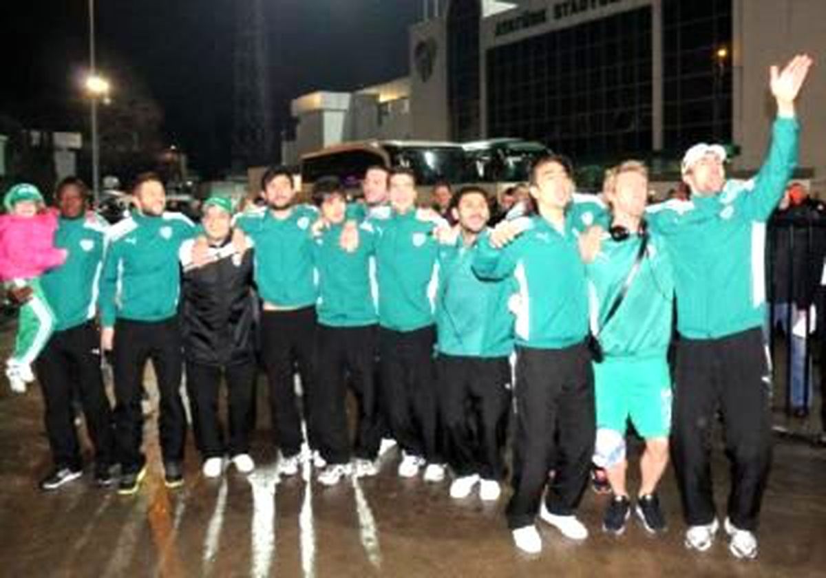 Bursaspor Galibiyeti Stat Dışında Bekleyen Taraftarla Kutladı