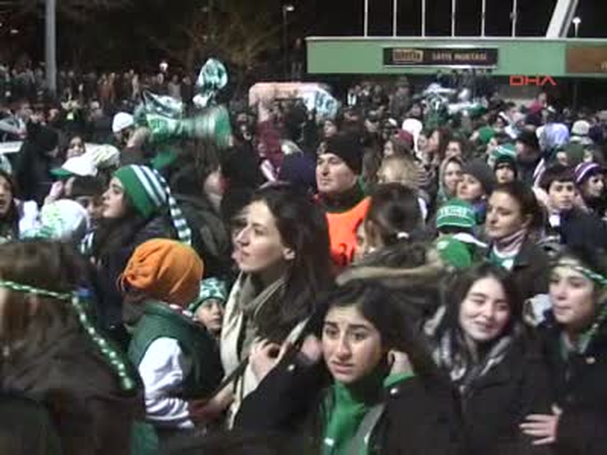Bursaspor Galibiyeti Stat Dışında Bekleyen Taraftarla Kutladı