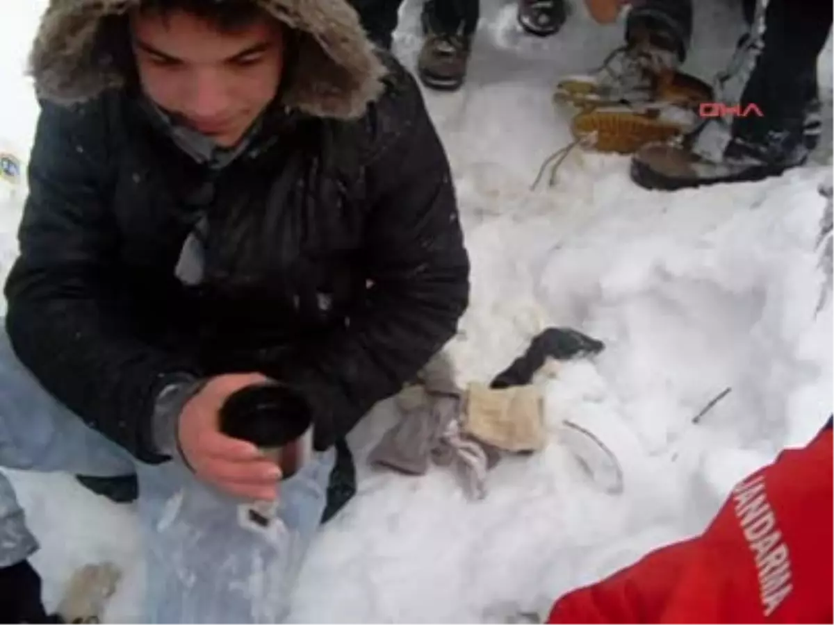 Bursayeniden2uludağ\'da Kaybolan 3\'ü Kuveytli 6 Kişi Jandarma Tarafından Kurtarıldı