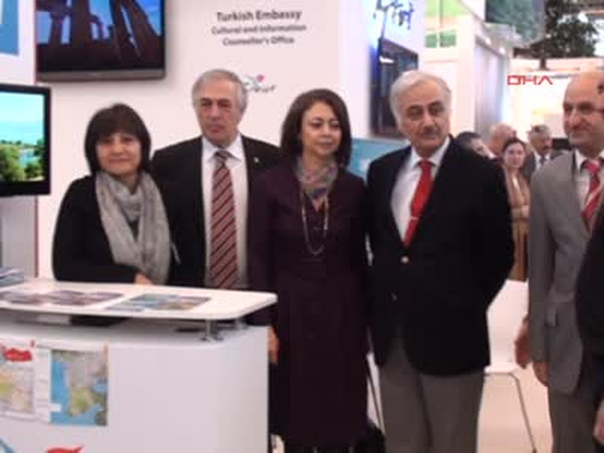 Büyükelçi Dibek, Türkiye Standını Ziyaret Etti