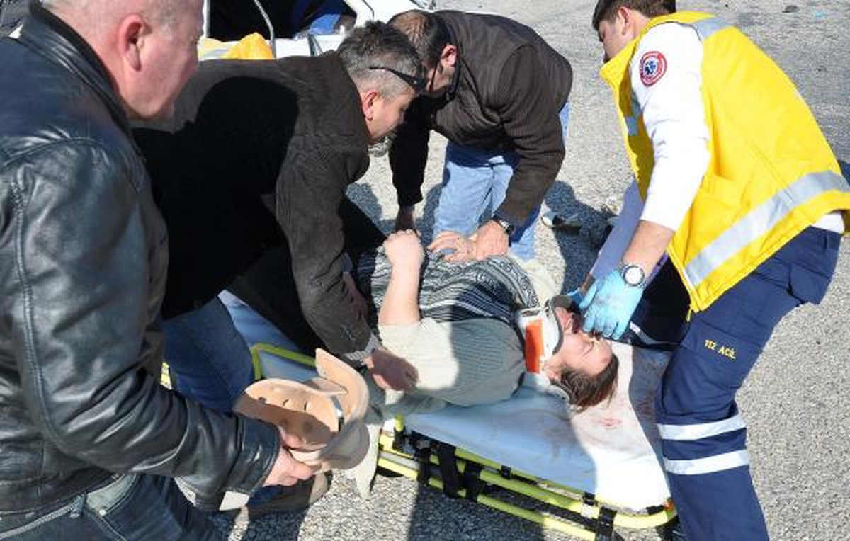Düğün Yolunda Kaza: Otomobildeki 9 Kişiden 2'si Öldü, 7 Kişi de Yaralandı