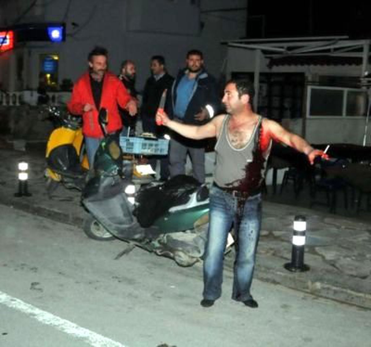 Emniyetin Önünde Ekmek Bıçağıyla Kendini Doğradı