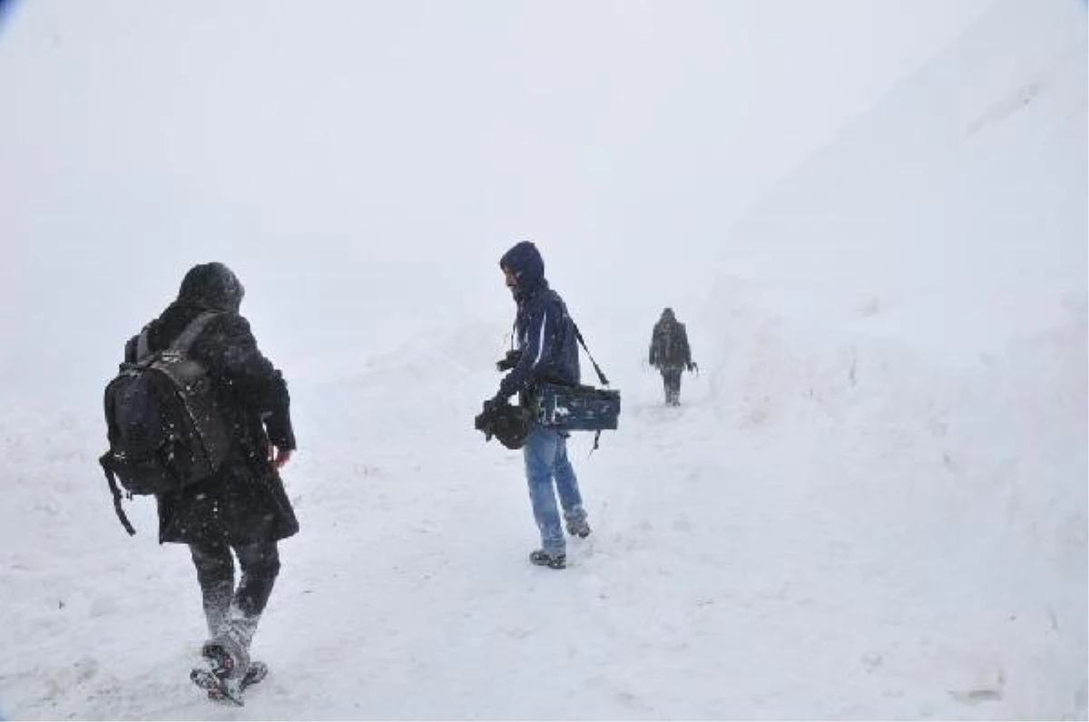 Hakkari\'de Çığ Düştü, Kayakçılar 3 Saat Mahsur Kaldı